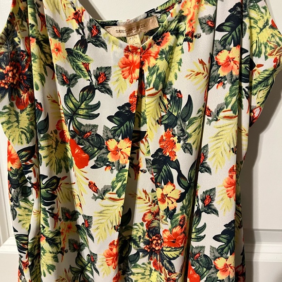 Skies are Blue - Elendil V-Neck Tank. Size Medium - Picture 10 of 16